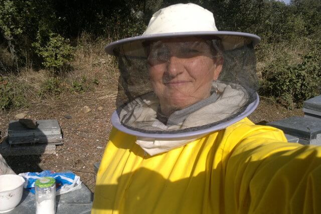 Mari Carmen con traje protector en el experimento con abejas