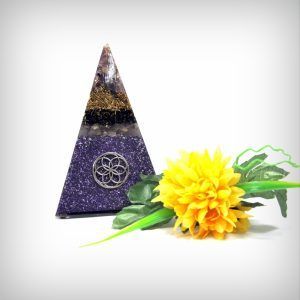 pirámide nubia con amatista, color violeta - orgonangel